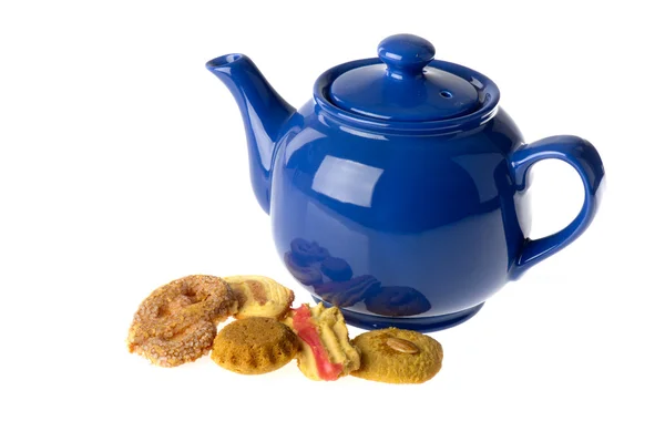 Ассорти печенье с чайником — стоковое фото