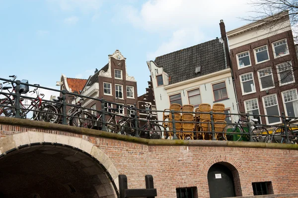 运河与自行车和露台座位上桥的房子 — 图库照片