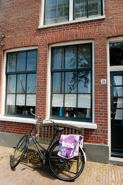 Hollanda Bir Evin Önünde Bisiklet — Stok fotoğraf
