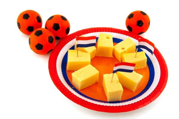 荷兰奶酪作为快餐时看着足球 — 图库照片