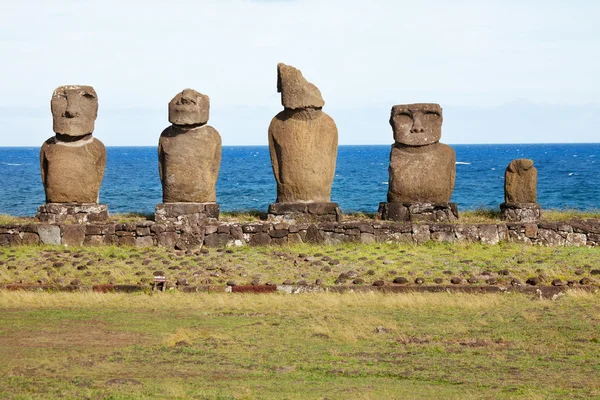 イースター島で古い彫像の行 — ストック写真