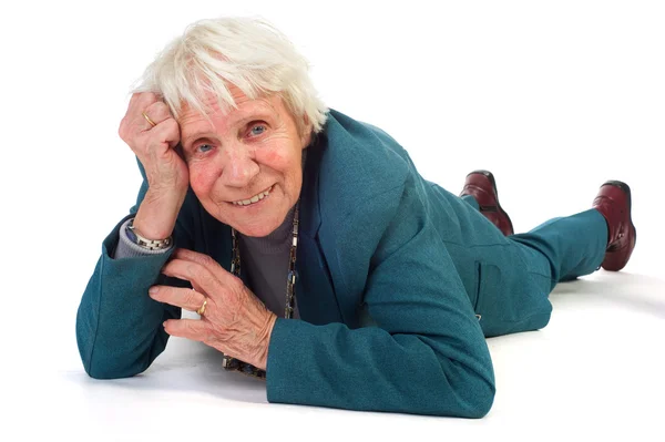 Ηλικιωμένη Γυναίκα Χαμογελαστός Και Βάζει Στο Πάτωμα — Φωτογραφία Αρχείου
