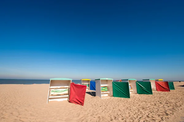 在荷兰海岸风景经典木制沙滩椅 — 图库照片
