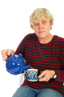 yaşlı kadın çay içiyor