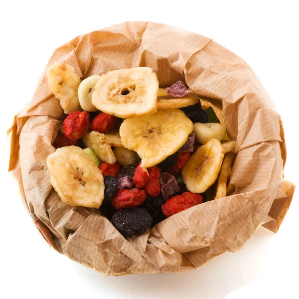 Offene Papiertüte Mit Getrockneten Früchten Isoliert Über Weißem Hintergrund — Stockfoto