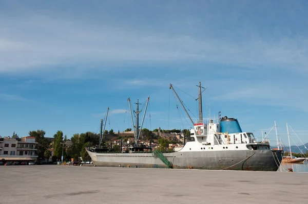 工业港与大船在上 Peloponnesos 在希腊纳夫普利翁 — 图库照片