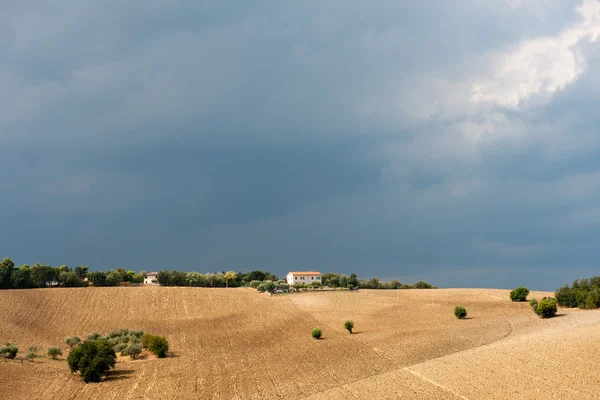 阴暗的天空在意大利风景与山上的房子后面 — 图库照片