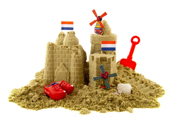 白で分離されたオランダのビーチで砂の城 — ストック写真