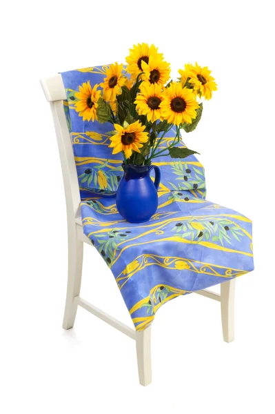 Franska Stilleben Med Vit Stol Blommor Och Textil Från Provence — Stockfoto