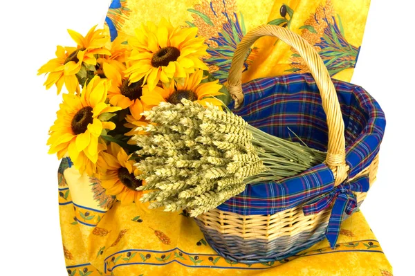 Bodegón francés con flores de sol —  Fotos de Stock