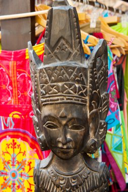 İspanyol piyasada renkli giysileri ile Afrika sanat
