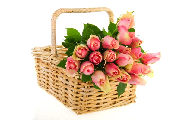 Bouquet pink roses in cane basket — Stock Photo, Image