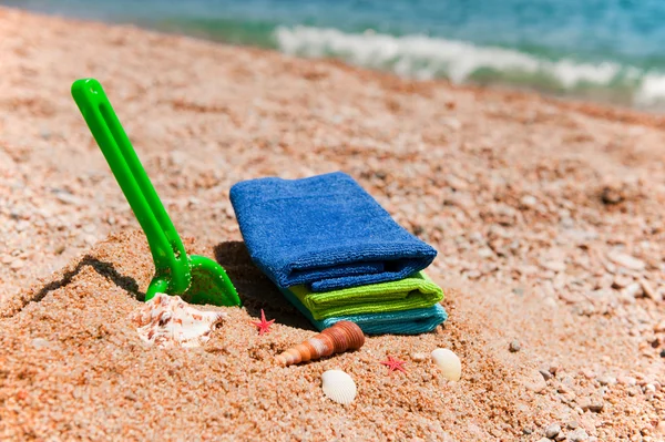 Красочные Полотенца Игрушки Летнем Пляже — стоковое фото