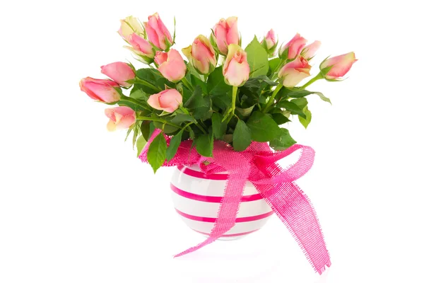 白で分離した縞模様の花瓶の花束ピンクのバラ — ストック写真