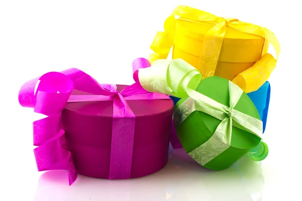 ピンク黄色青と緑でカラフルなプレゼント — ストック写真
