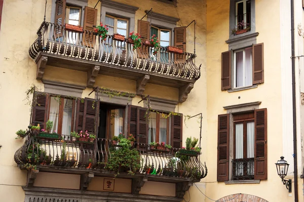 Итальянские Балконы Деревне Пизонь Провинции Ломбардия — стоковое фото