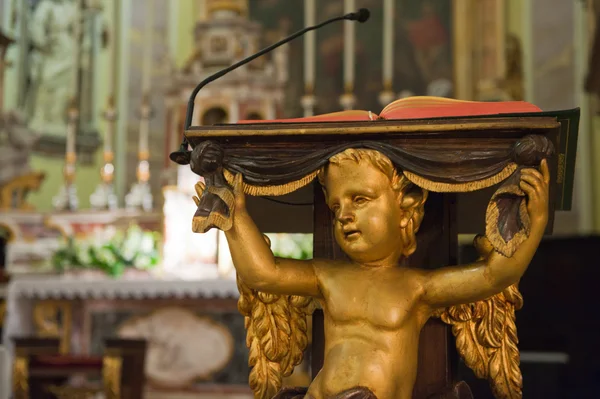 Preekstoel in de Italiaanse kerk — Stockfoto