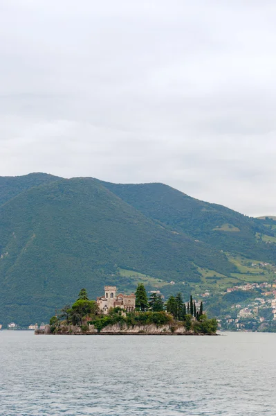 İtalyan lago d'iseo kalede ile ada