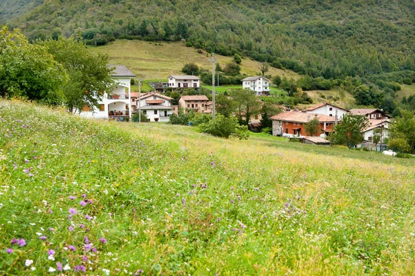 Pequeño pueblo en la Lombardía italiana — Foto de Stock