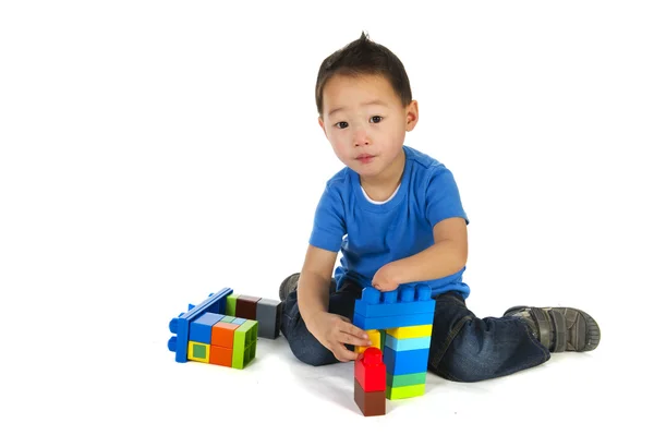 Chinois garçon jouer avec jouets — Photo