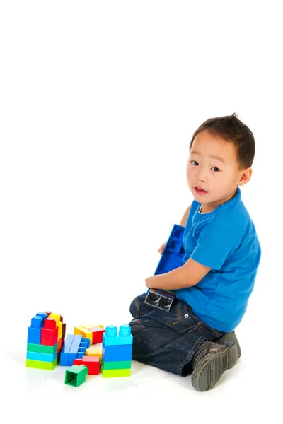 Čínský chlapec hrát s hračkami — Stock fotografie