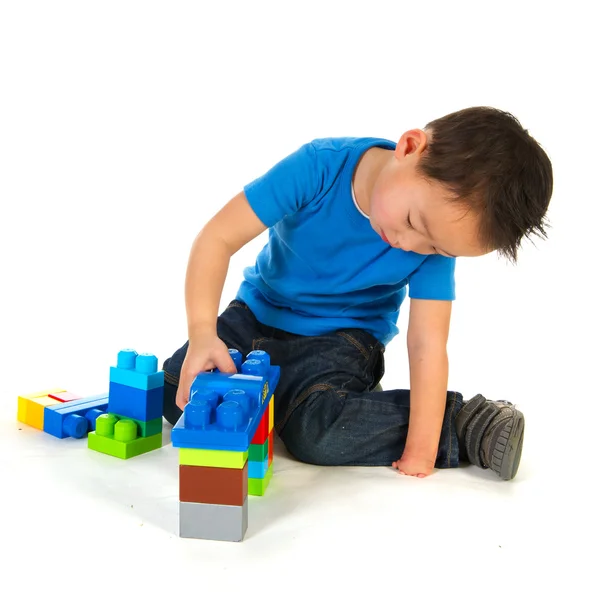 Маленький Китайский Мальчик Небольшим Недостатком Играет Пластиковыми Блоками — стоковое фото