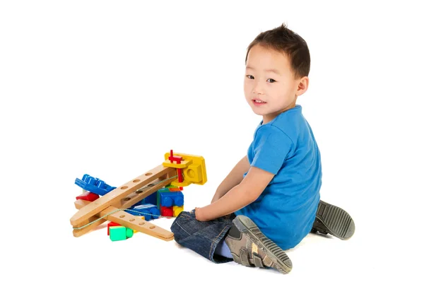 Čínský chlapec hrát s hračkami — Stock fotografie