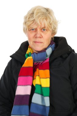 yaşlı kadın siyah ceket ve renkli şal ile