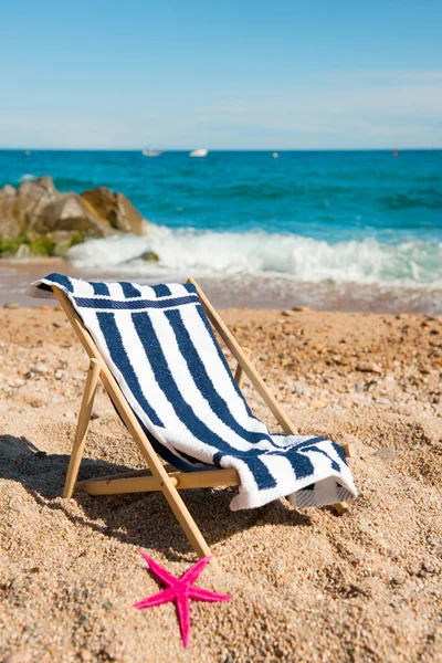 Sedia Spiaggia Vuota Con Asciugamano Strisce Vicino Mare — Foto Stock
