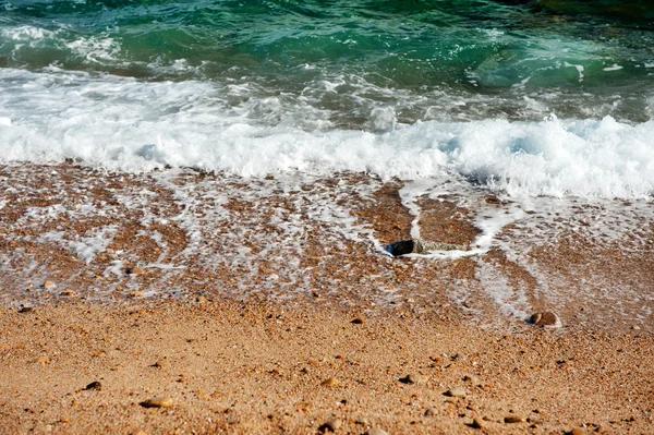 Пляж Песком Водными Серфингами Лучах Солнца — стоковое фото