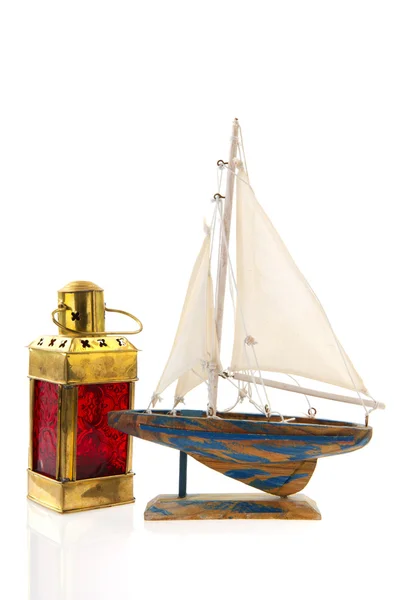 アンティーク銅赤 Lanternwith 古い帆船 — ストック写真