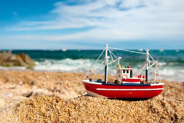 Miniatuur Vissersboot Het Strand Van Zomer — Stockfoto
