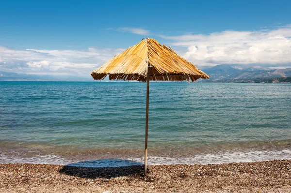 西海岸从与秸秆阳伞的希腊 Peloponnesos — 图库照片