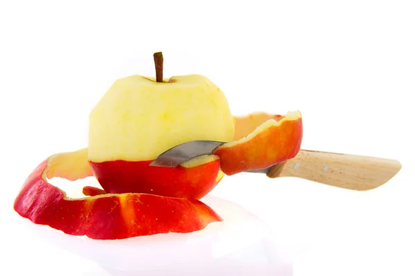 Schälen Eines Apfels Mit Einem Messer Isoliert Über Weißem Hintergrund — Stockfoto