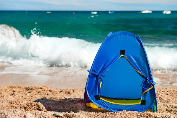 A strandon a kék sátor — Stock Fotó