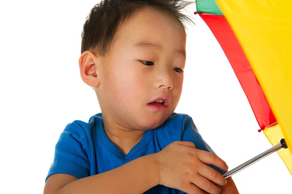 Портрет Китайского Мальчика Играющего Зонтиком Изолированным Над Белым — стоковое фото
