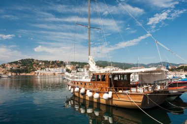 san feliu de gauxols yılında ahşap yelkenli ile liman