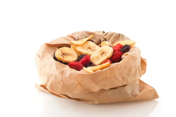 Suszone owoce w papierowej torebce — Zdjęcie stockowe