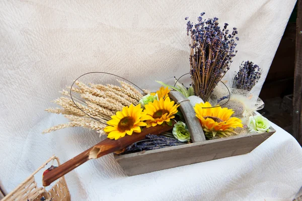 Bodegón francés con flores —  Fotos de Stock