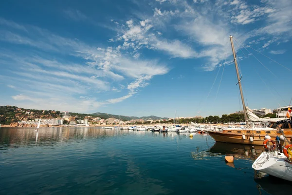 Trä segelbåt i hamnen i san feliu de gauxols — Stockfoto