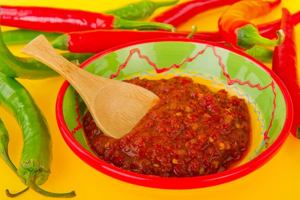 辣椒糊名为叁巴与很多新鲜的红色和绿色纸 — 图库照片