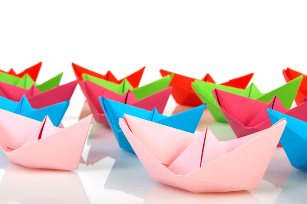 Beyaz Arka Plan Üzerinde Renkli Katlanmış Kağıt Tekneler — Stok fotoğraf