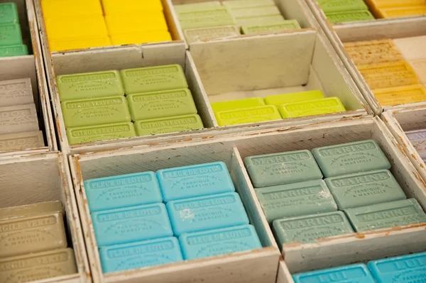Kleurrijke zeep bars in de Franse provence — Stockfoto