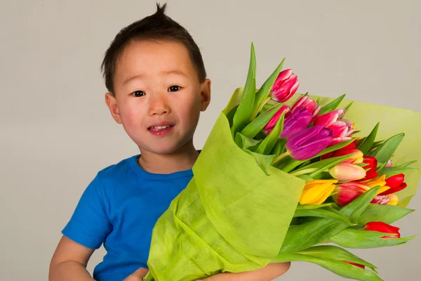 Aziatisch Jongen Met Een Kleurrijke Boeket Tulpen — Stockfoto