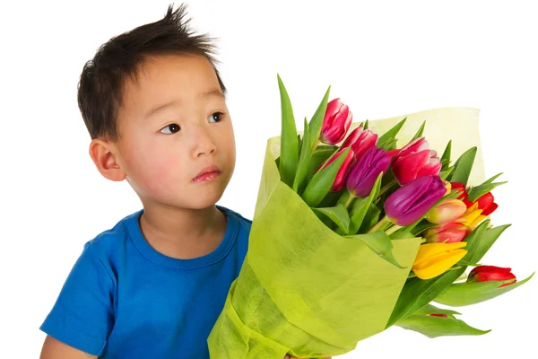 Azjatycki Chłopiec Kolorowy Bukiet Tulipanów — Zdjęcie stockowe