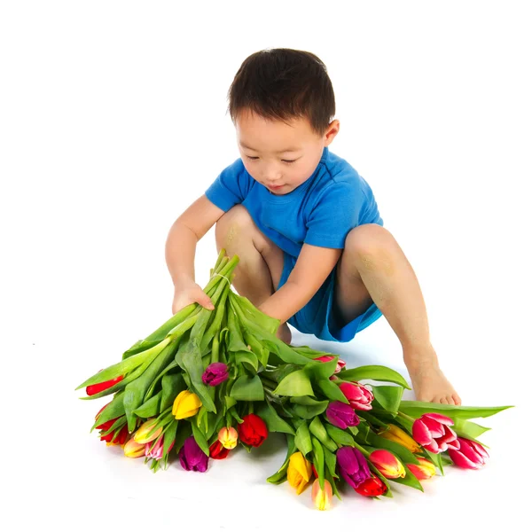 Asiático menino com flores — Fotografia de Stock