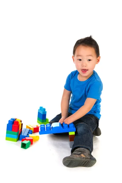 Легкий Физически Неполноценный Китайский Мальчик Играет Красочными Блоками — стоковое фото