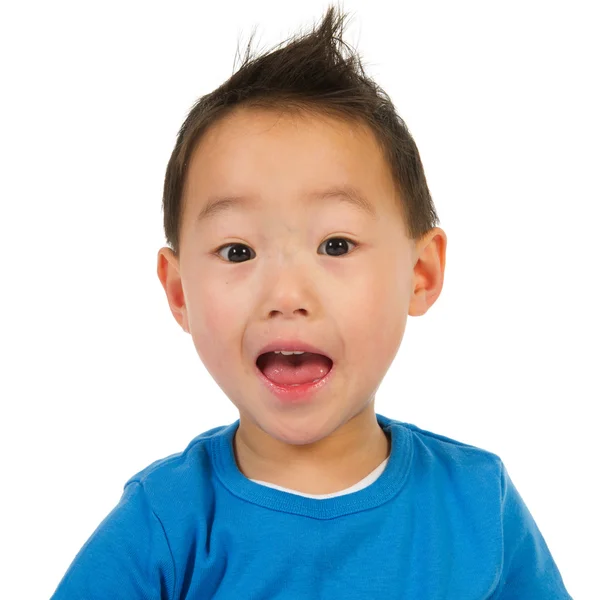 Портрет Напуганного Китайского Мальчика Изолированного Над Белым — стоковое фото