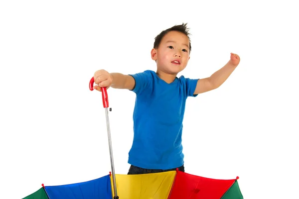 用一只手玩着伞白上孤立中国男孩的肖像 — 图库照片