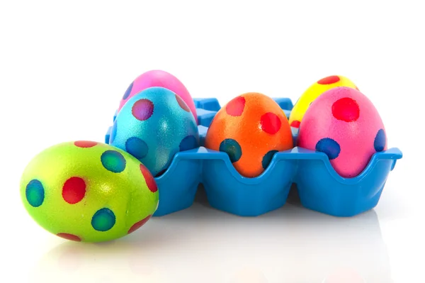 Huevos Coloridos Pascua Bandeja Azul Aislados Sobre Blanco —  Fotos de Stock